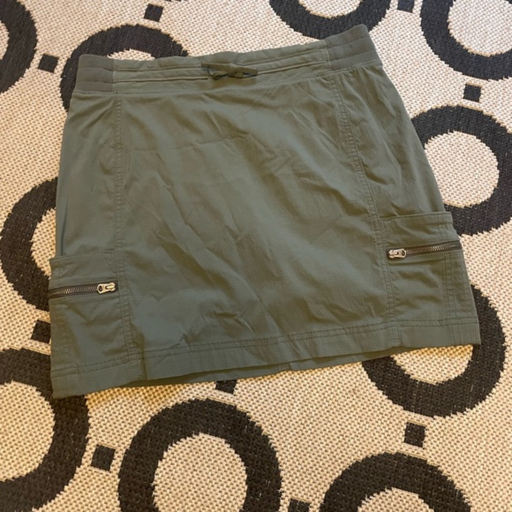 Athleta Trekki Mid Rise Skirt